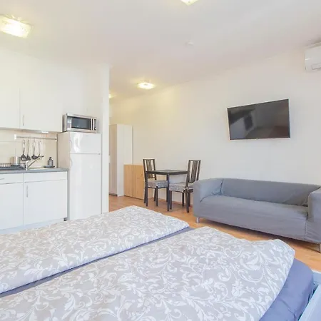 Corvin Modern Studio With Ac, Parking