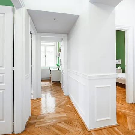 Cityscape Budget Art Deco Apartment
