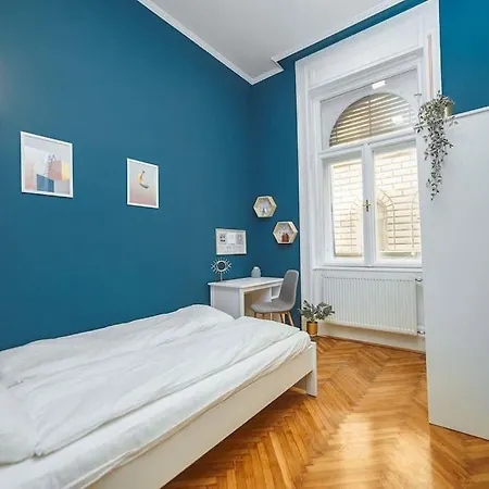 Cityscape Budget Art Deco Apartment *