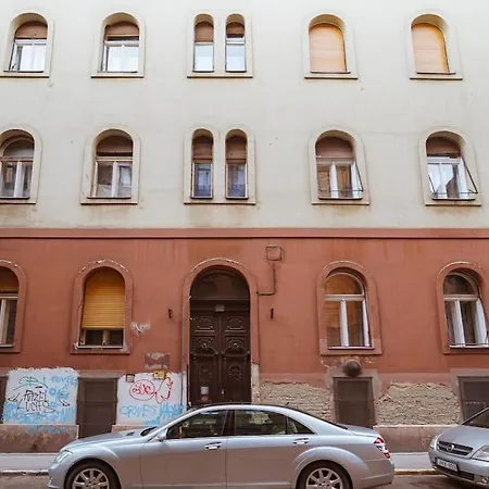 Cityscape Budget Art Deco Apartment *