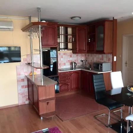 Merry&car - Huge Balcony + Living + 2br Budapest