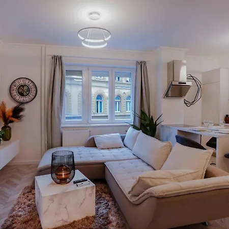 Corvin Avenue Premium Central *