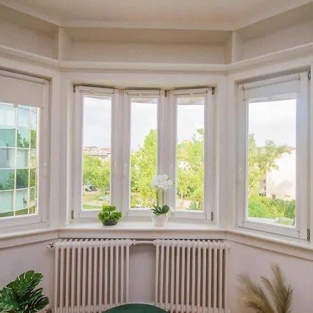 Anthony's With Balcony In Downtown Apartment