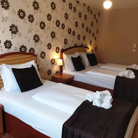 Six Hotell 3*