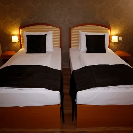 Six Hotell