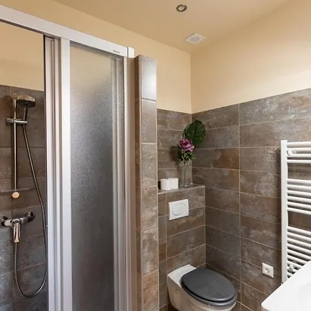 Apartment Jungle With 2 Bathrooms *