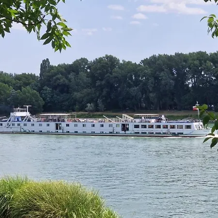 Diana Cruises بوتيل