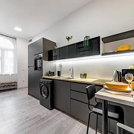 Chic Loft Bp: Industrial Gem