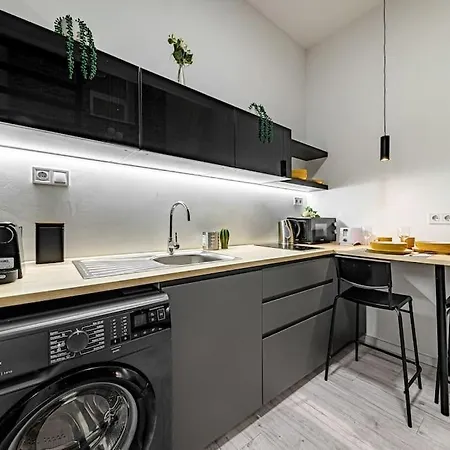 Chic Loft Bp: Industrial Gem *