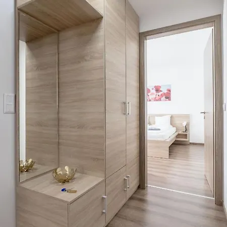 211 / 1 Bedroom / Modern In Center Apartment *