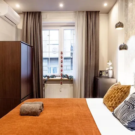 Chill On The Screened Balcony-budapest Historic Landmarks Apartment *