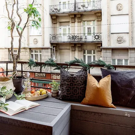 Chill On The Screened Balcony-budapest Historic Landmarks Apartment Budapest