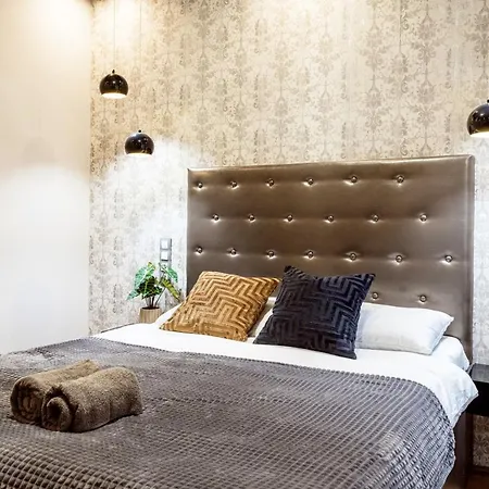 Chill On The Screened Balcony-budapest Historic Landmarks Apartment *