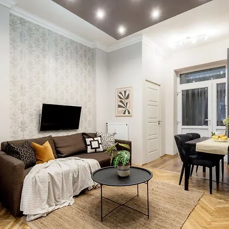 Apartment Chill On The Screened Balcony-budapest Historic Landmarks Budapest