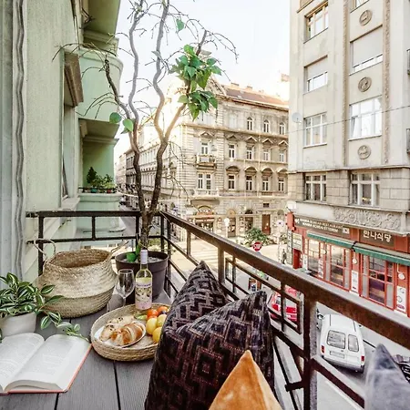 Chill On The Screened Balcony-budapest Historic Landmarks Apartment Budapest