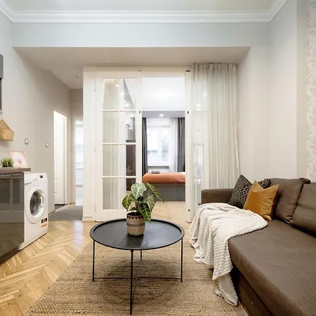 Chill On The Screened Balcony-budapest Historic Landmarks Apartment