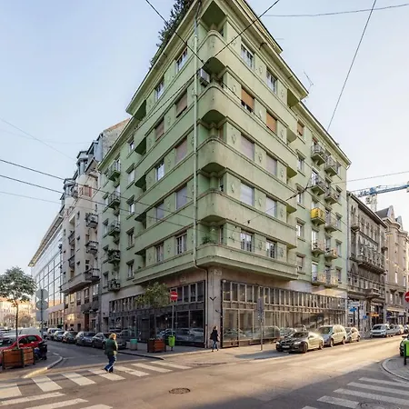 Apartment Chill On The Screened Balcony-budapest Historic Landmarks