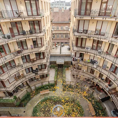 Urban Jungle Oasis King With Free Parking Budapest