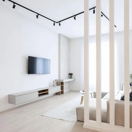 Luxurious & Spacious With Balcony Apartment *