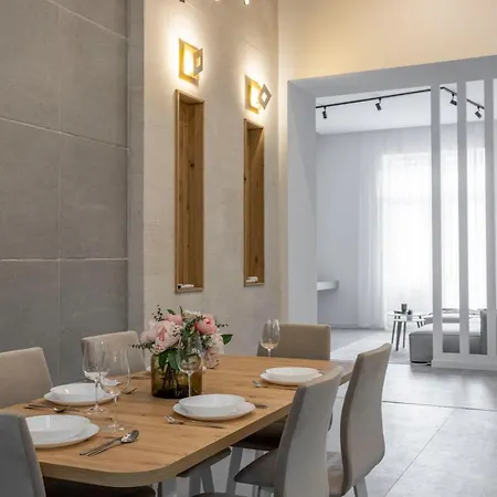 Luxurious & Spacious With Balcony Apartment Budapest
