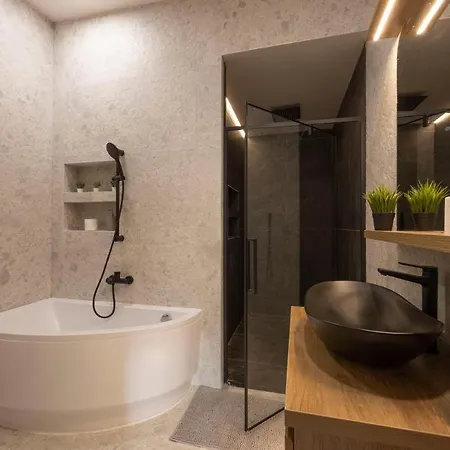 Apartment Luxurious & Spacious With Balcony *