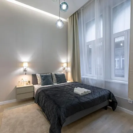 Luxurious & Spacious With Balcony Apartment *