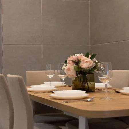 Apartment Luxurious & Spacious With Balcony *