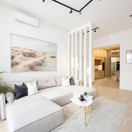 Luxurious & Spacious With Balcony * Budapest