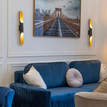 Luxurious Grand W/ 3bedrm 2bathrm Apartment *