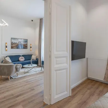 Luxurious Grand W/ 3bedrm 2bathrm * Budapest