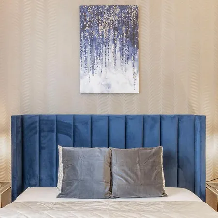 Luxurious Grand W/ 3bedrm 2bathrm Apartment *