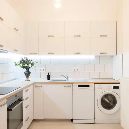 Luxurious Grand W/ 3bedrm 2bathrm Apartment