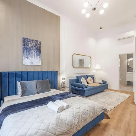 Luxurious Grand W/ 3bedrm 2bathrm Apartment *