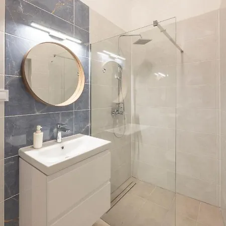 Luxurious Grand W/ 3bedrm 2bathrm Budapest
