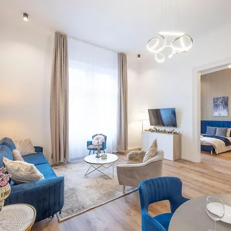 Luxurious Grand W/ 3bedrm 2bathrm Apartment *