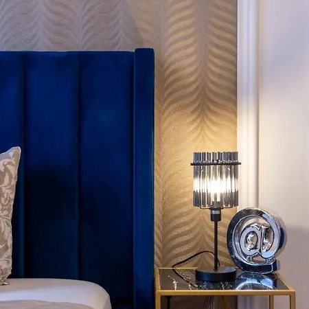 Luxurious Grand W/ 3bedrm 2bathrm Apartment