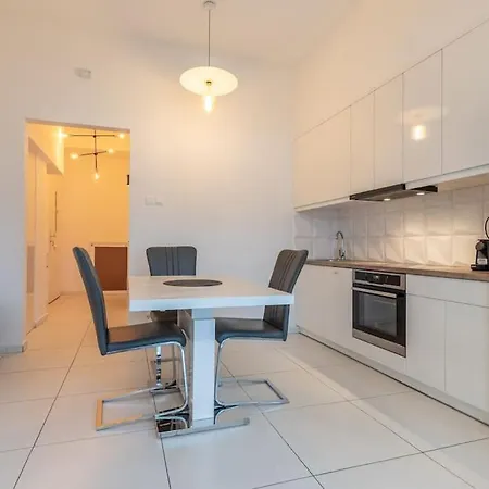 Midtown Gleaming Apartment *