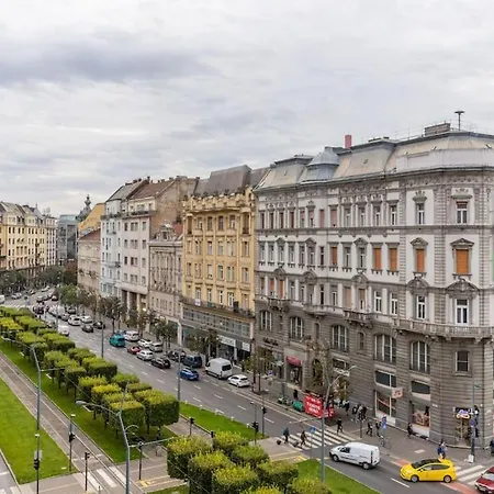 Midtown Gleaming * Budapest