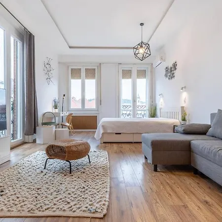 Midtown Gleaming Apartment