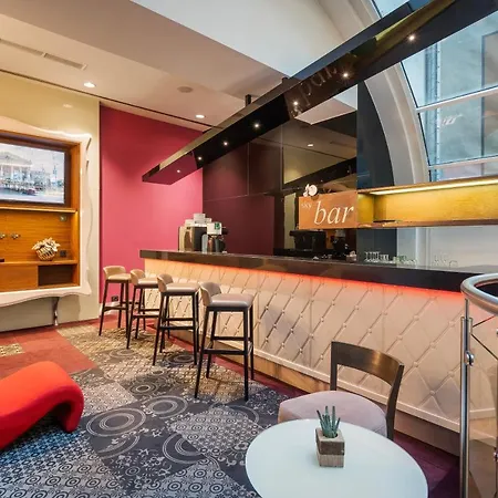 Ikonik Parlament Hotel Budapeste