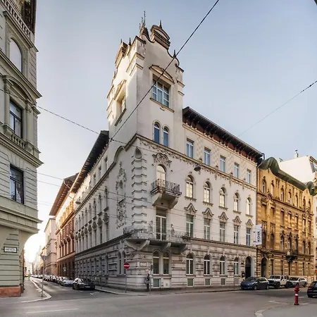 Ikonik Parlament Hotel 4*