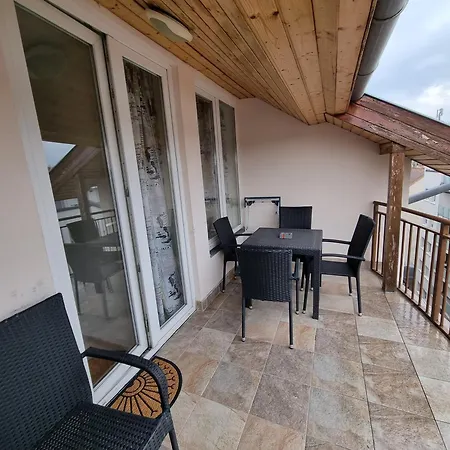 Merry&car - Huge Balcony + Living + 2br Apartment