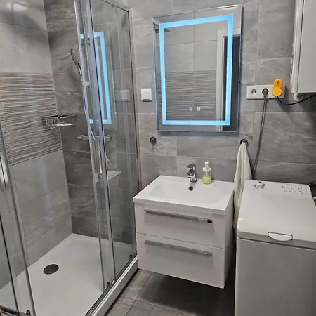 Apartment Merry&car - Huge Balcony + Living + 2br