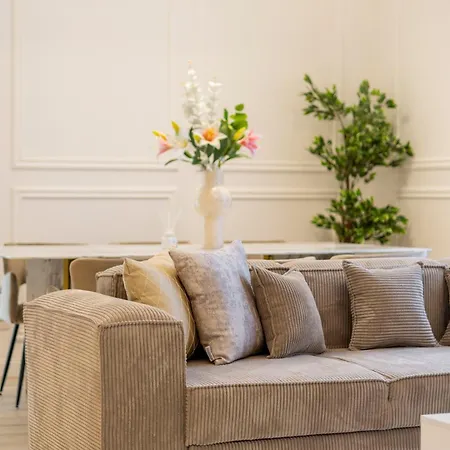 Apartment Exclusive & Prestigious W/ Balcony *