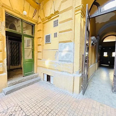 Rakoczi Boulevard 47 *