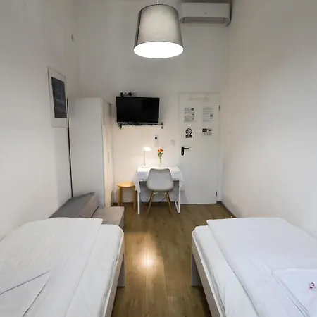 Pest-port 4 For 16 Person Apartment *