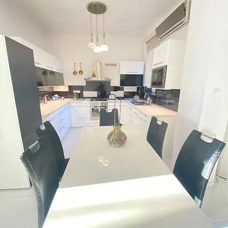 Penthouse In The Castle Apartman