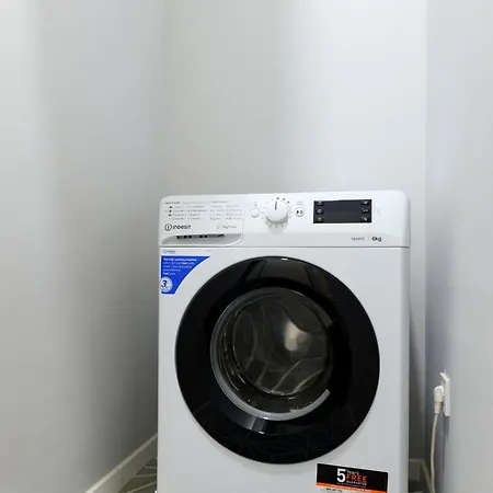 Monochrome Chic R613 Budapest
