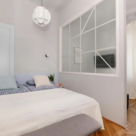Apartment Monochrome Chic R613 Budapest