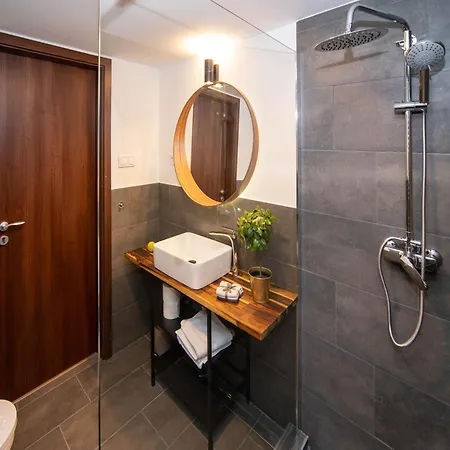 Free Parking -corvin Palace Residence-3bdrm,6ppl,wifi,ac *